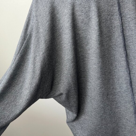 🪷Tahari V-Neck Batwing 3/4 Sleeve Tee - Size M black and cream🪷 - Picture 4 of 12